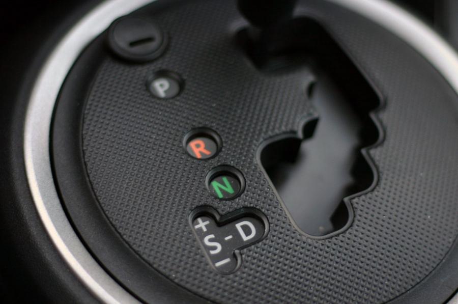 Детали интерьера Scion tC 2011 года  (фото 21 из 68)